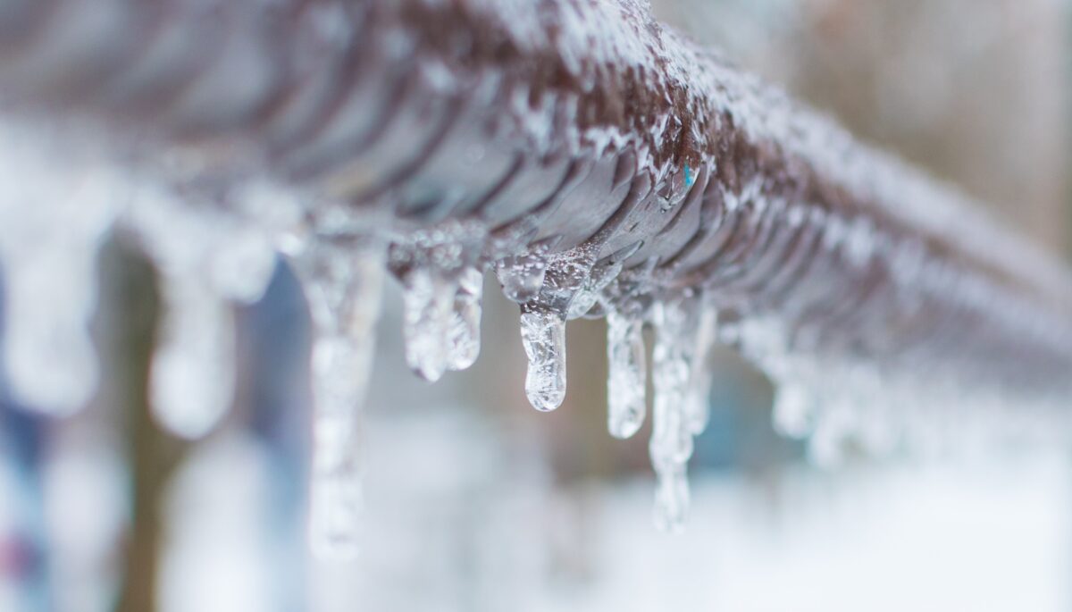 Frozen Pipes: What to Do? Symptoms, Thawing & Prevention