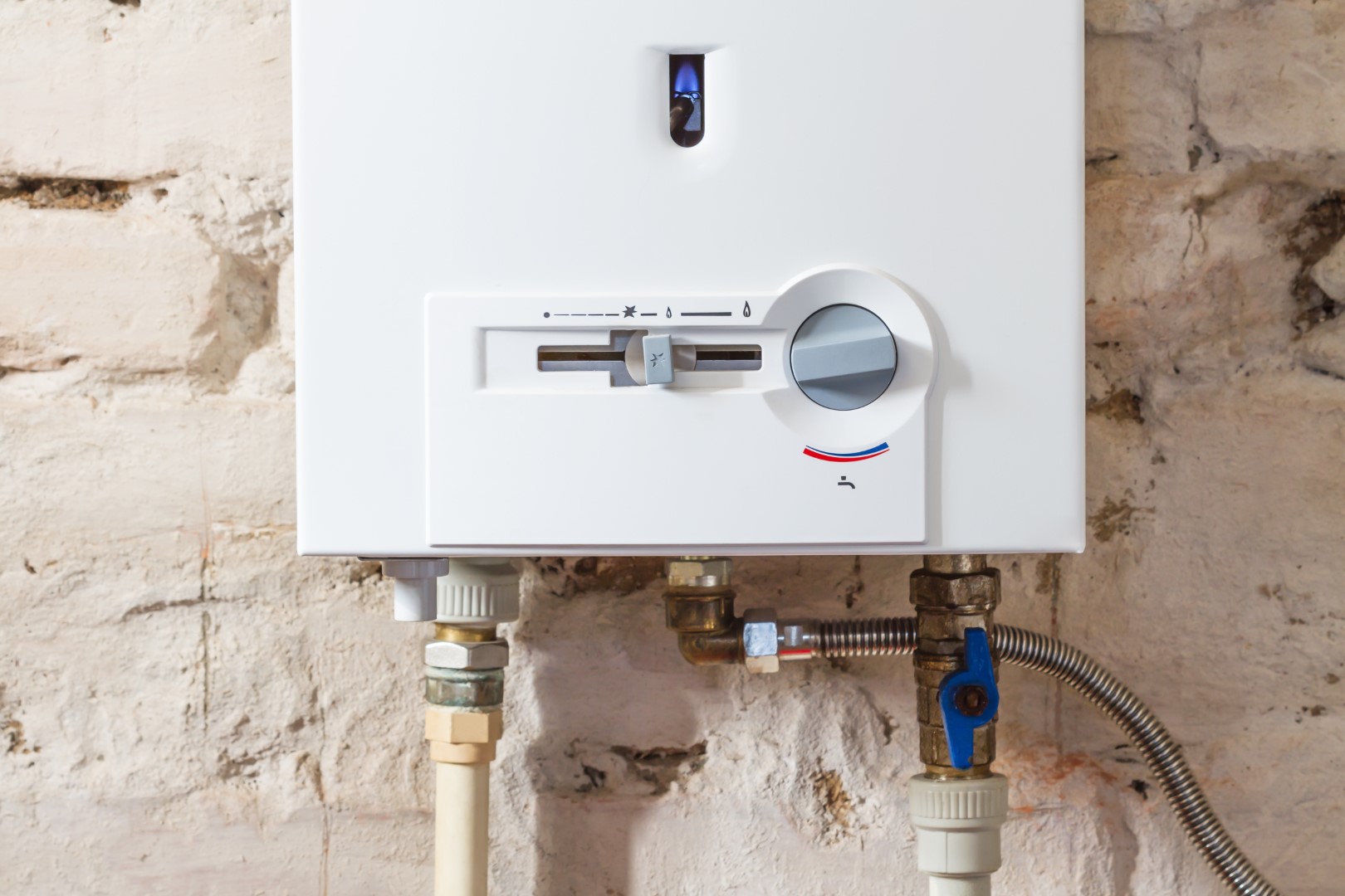 Choosing the Right Electric Water Heater: Tankless or Heat Pump?